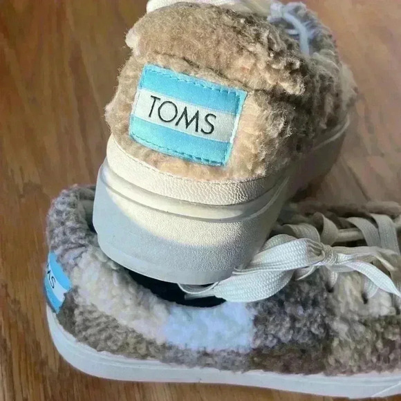 Toms Lace up lug brown multi faux shearling plaid shoes- US womens size 7 - Picture 9 of 10